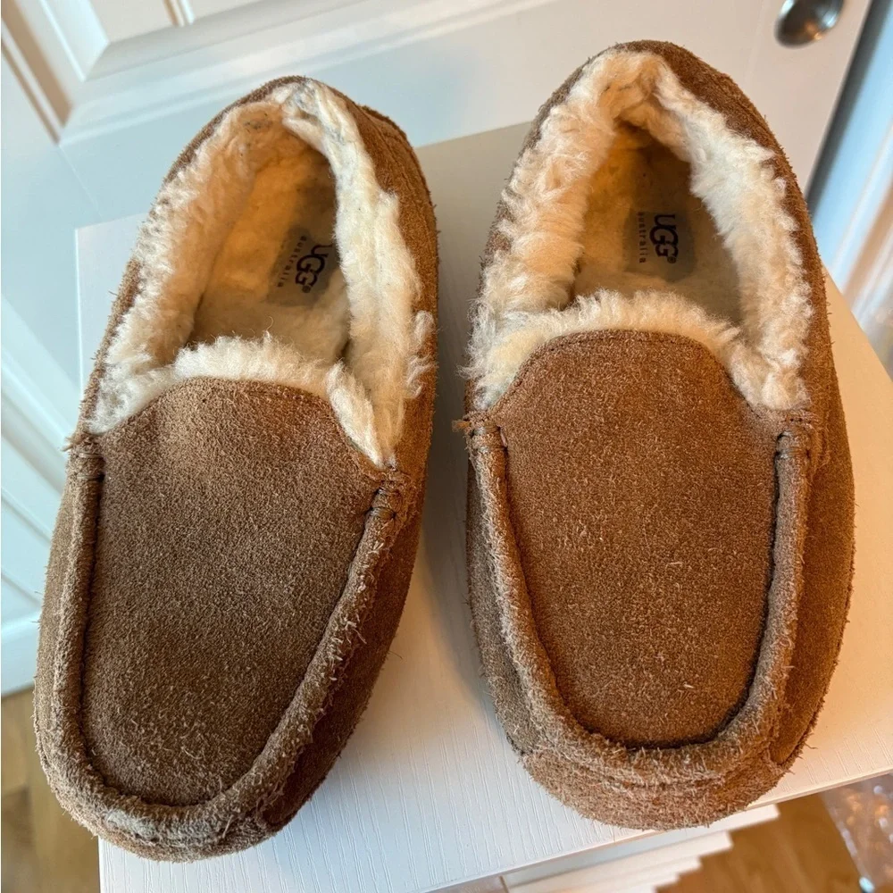 UGG Ascot Men's Suede Moccasin Slippers - Tan size 6